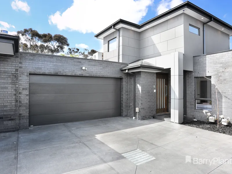 STYLISH MODERN FAMILY TOWNHOUSE! 