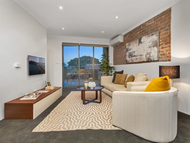 Light-Filled and Convenient Modern Lifestyle