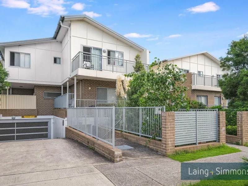 Near new low maintenanc town house