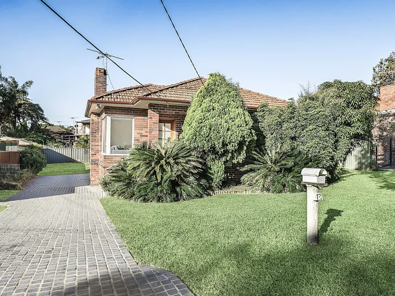 Beautiful full-brick contemporary home in a quiet cul-de-sac