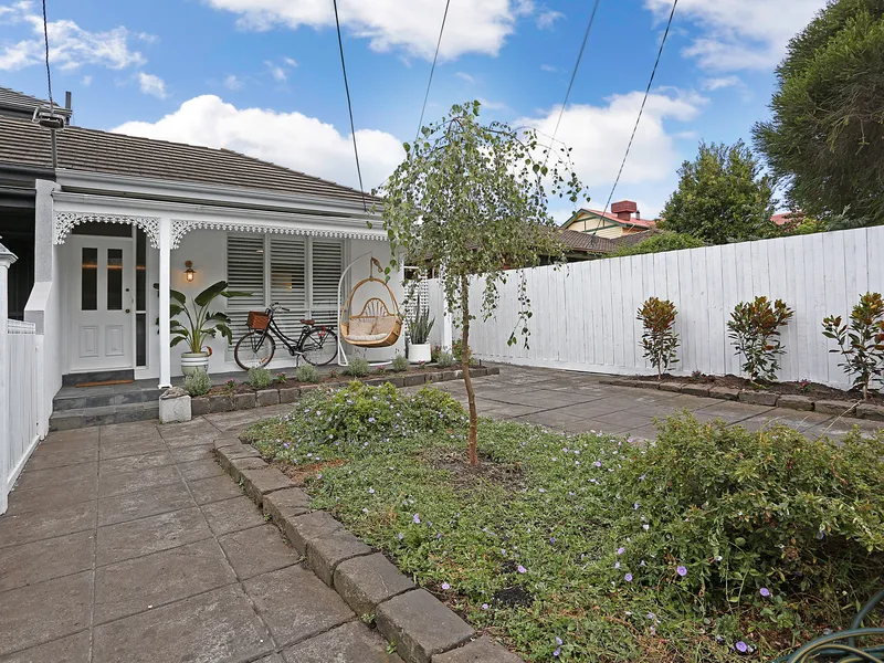 BEAUTIFULLY PRESENTED, PERFECT SPACE AND LOCATION!