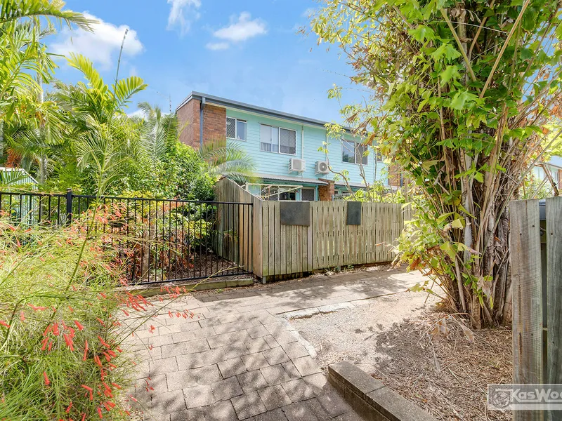 $115,000.  $285 PER WEEK RENT! SPACIOUS 3 BEDROOM TOWNHOUSE!  COURTYARD SHARED POOL & ONSITE FACILITIES.