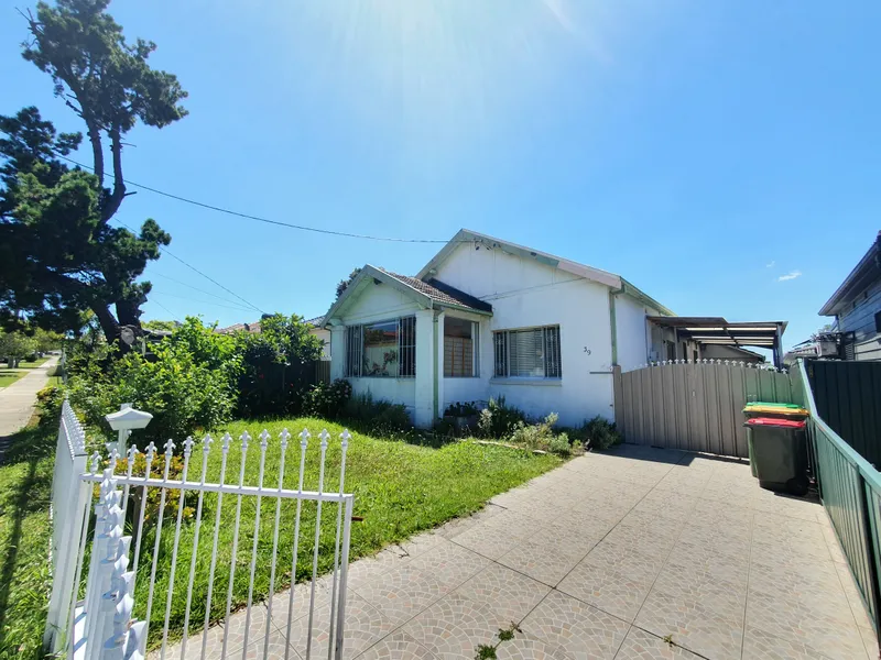 BIG HOUSE ENOUGH FOR LARGE FAMILY SIZED