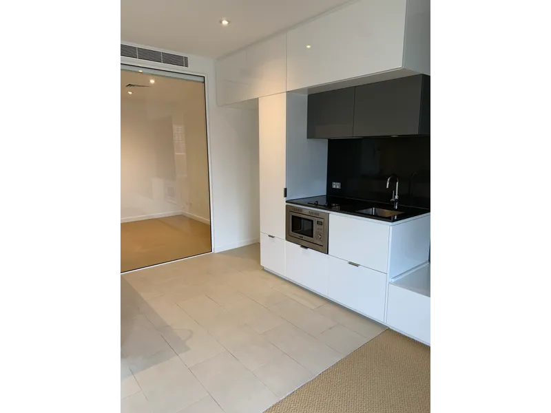 Swanston Square Unfurnished 1 Bedroom Apartment!