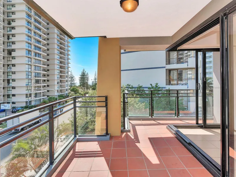 Modern 3rd Floor Apartment in Boutique Beachside Building