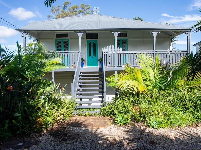 Stunning 5 Bedroom Queenslander with Gold Coast and Mountain range Views on a 1019m2 Usable block