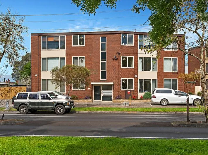 OVERLOOKING PARKLANDS