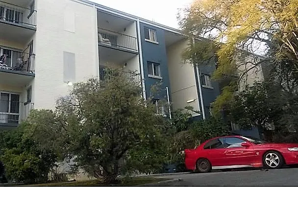 Large Unit In Top Location. Walk to Amenities. Viewing a Must!