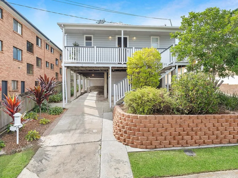 PICTURE PERFECT COTTAGE ON ELEVATED COORPAROO BLOCK