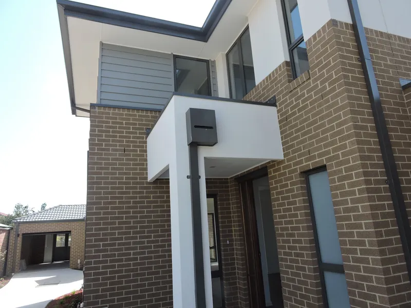 STUNNING NEAR NEW TOWNHOUSE IN PRIME LOCATION