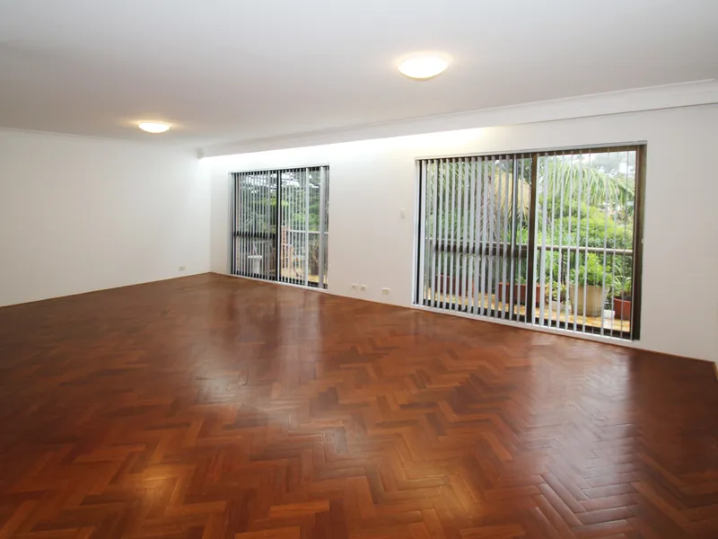 ENORMOUS 3 BEDROOM APARTMENT IN QUIET LEAFY STREET