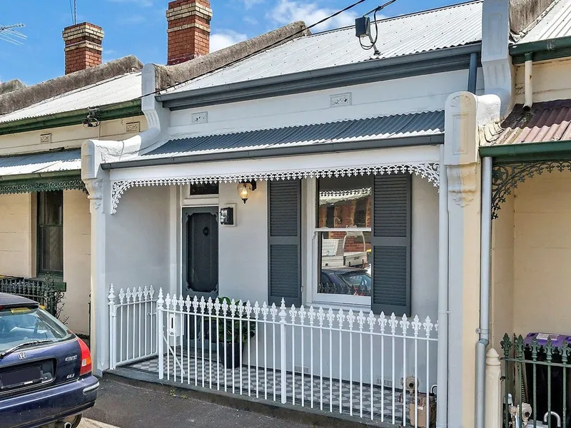 Charming Workers Cottage in Historic Setting!