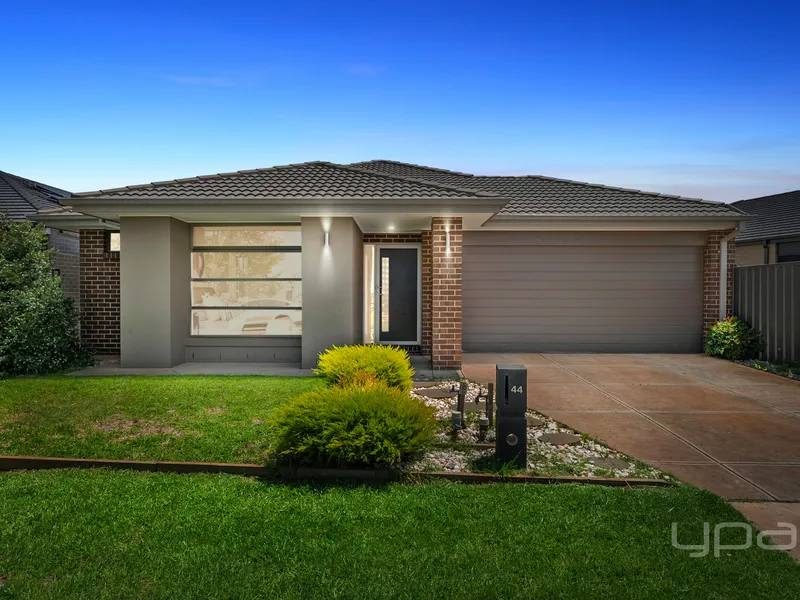 HUGE FAMILY HOME IN PRIME LOCATION!