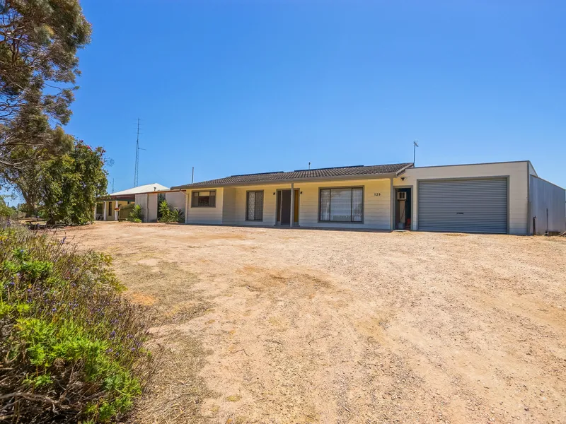 The surprise on the hill, between the town and the bay