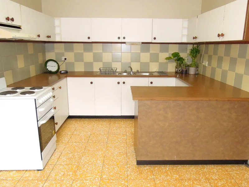 YOU CANT GET CLOSER TO THE SHOPS AND STATION THAN THIS!