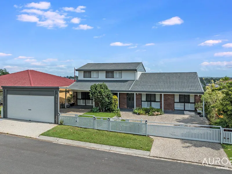 Stunning 4 Bedroom Home in Carina Heights