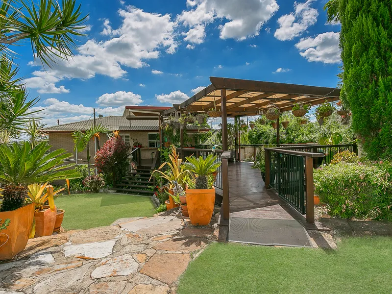 GET DECKED ON 1,624M2 + 2 LEVELS + 3 CAR 