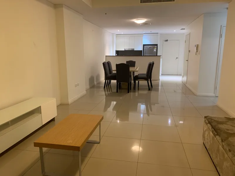 Spacious Modern 3 Bedroom + 2 car park and Fully Furnished