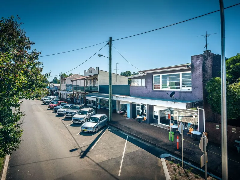 Large shop front in a great position plus 2 bedroom residence upstairs