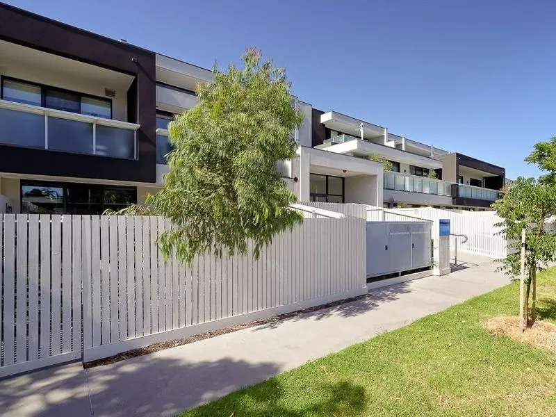 Spacious 2 bedroom apartment with private courtyard in perfect location