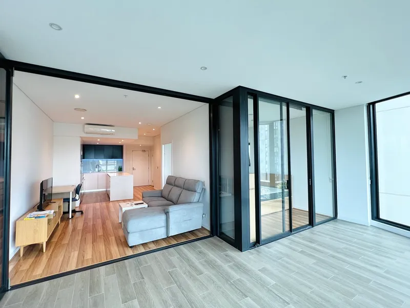 Fully-furnished & Timber Floor & Spacious Winter Garden & Kitchen Island & Proper Powder Room & Downstairs Coles Supermarket and Cafes