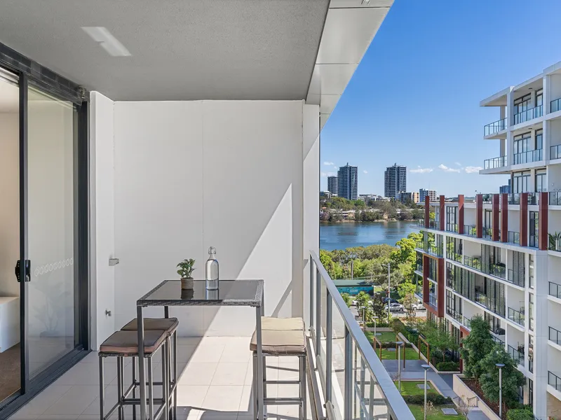 Quality waterside apartment in a convenient lifestyle address