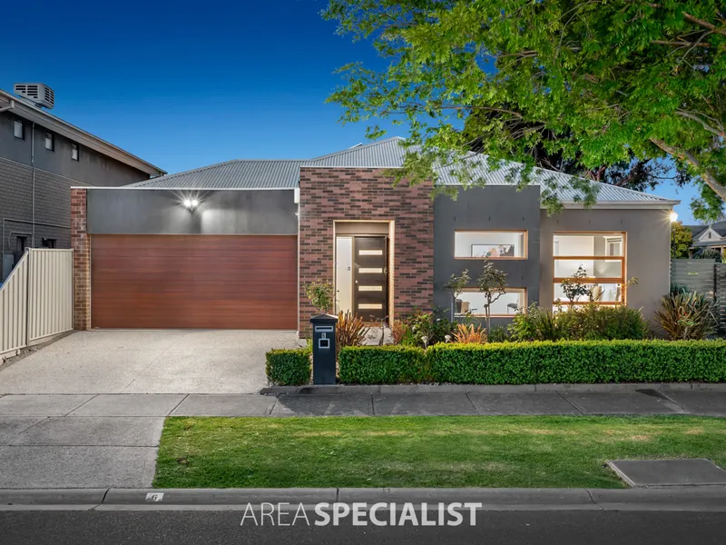 Stunning Ex-Display in the Prestigious Hunt Club Estate…