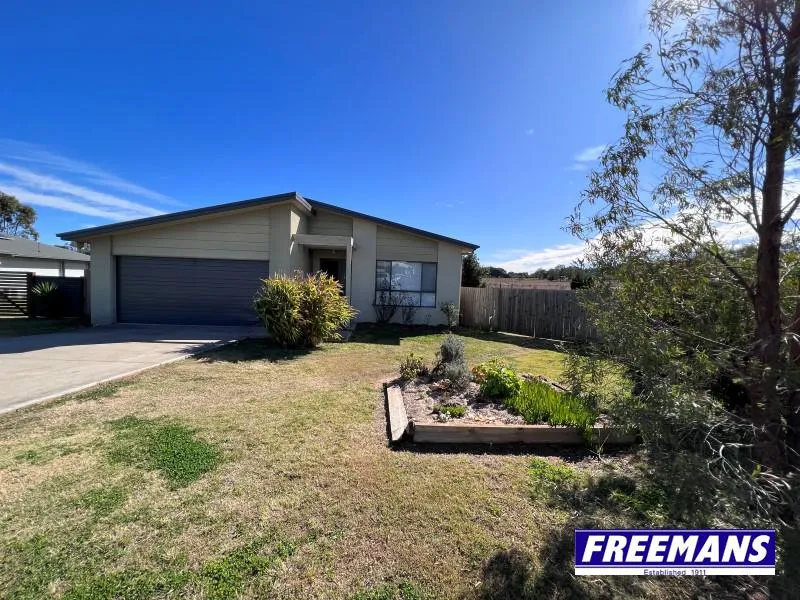 Modern home with rear deck, 1,570m2 allotment