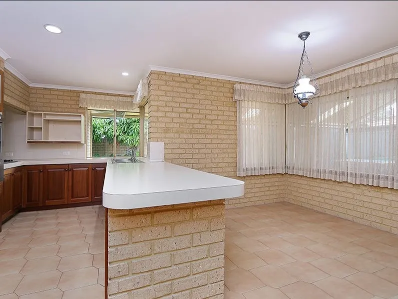 LARGE 4x2x2 FAMILY HOME IN WILLETON!