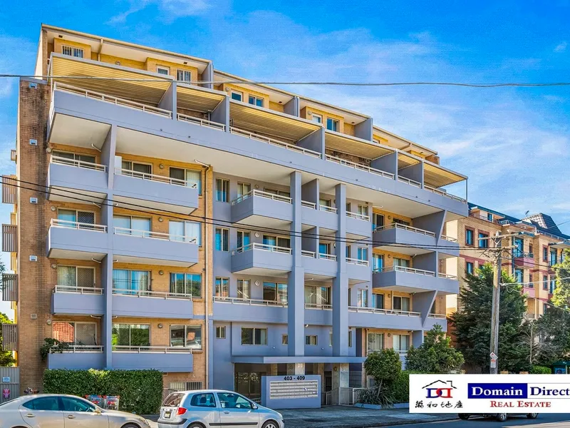 Large Split Level 2 Bedroom Apartment 