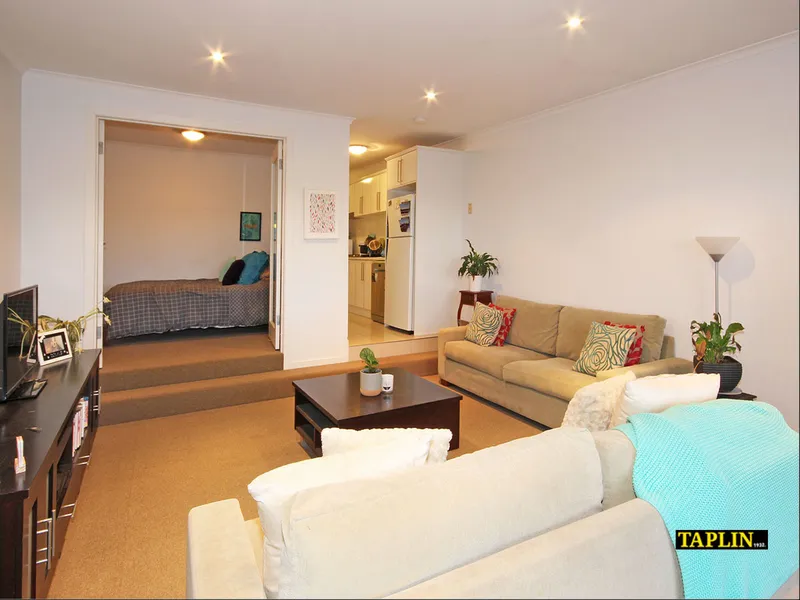 2 BEDROOM UNFURNISHED APARTMENT- PERFECT LOCATION!!