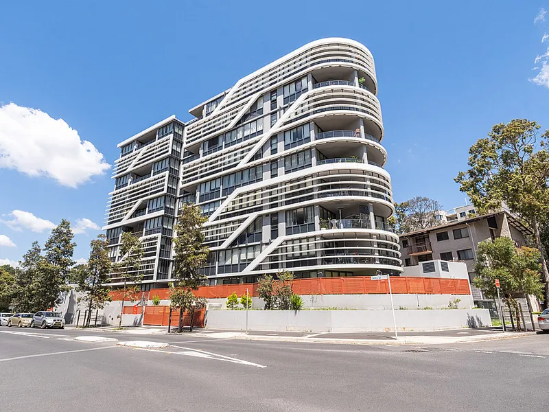 AMAZING APARTMENT WITH LEAFY URBAN VIEW!