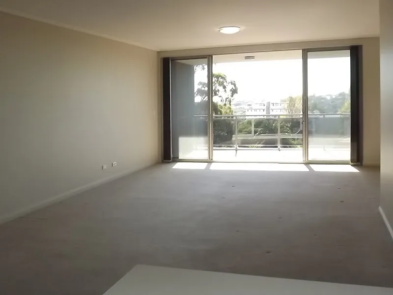 'Arcadia' Huge Near New North facing contemporary apartment