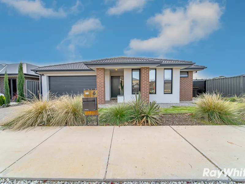 Stylish and Modern Home with Multiple Living Spaces | 6 Surrey Street, Jackass Flat