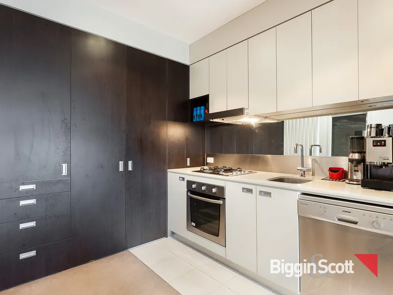LARGE 1 BEDROOM APARTMENT IN SOUGHT AFTER LOCATION! FRIDGE, WASHING MACHINE & DRYER INCLUDED 