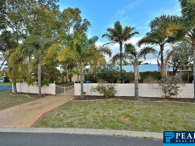 GREAT FAMILY HOME WITH SWIMMING POOL PLUS WORKSHOP ON 901 sqm