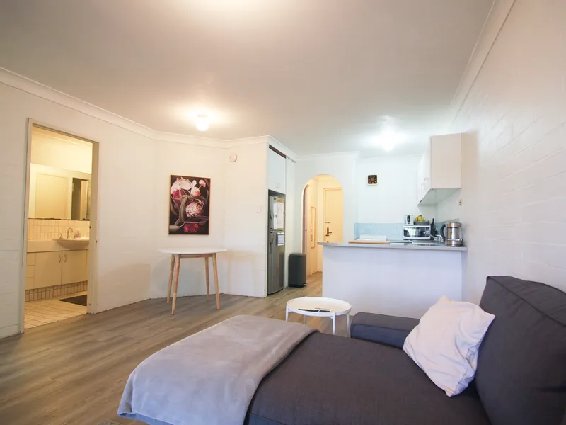VIBRANT APARTMENT IN THE HEART OF VIC PARK!