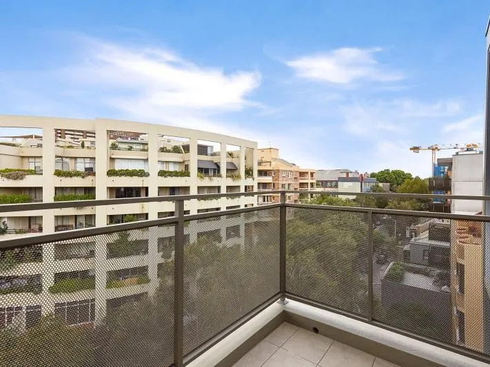 NEAR NEW SPLIT LEVEL APARTMENT WITH GARAGE