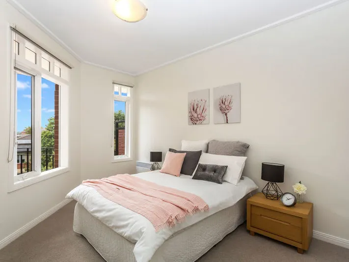 Open plan apartment close to cafe and amenities