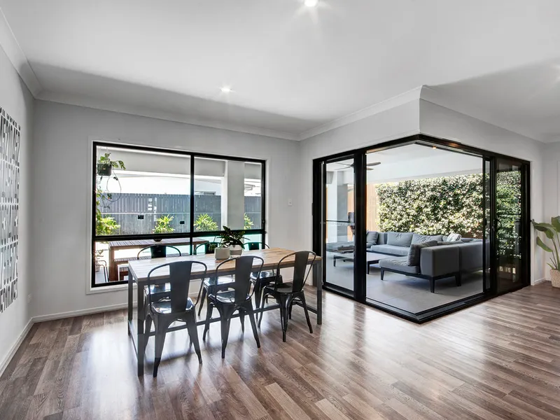 3 LIVING ROOMS + A NEW POOL!!!