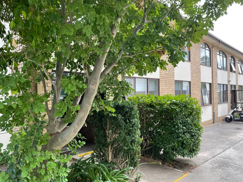 Light & Bright -  Two Bedroom Apartment Close To Shops, Schools, Station and University