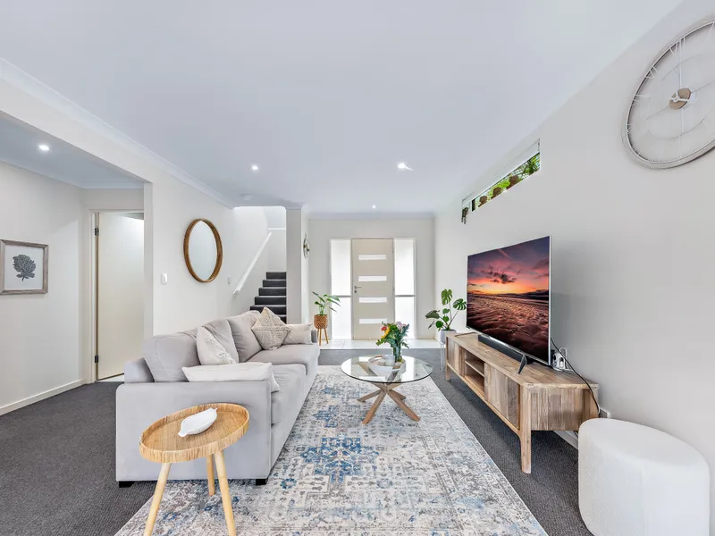 Gorgeous Townhouse with Grassy Yard & Heaps of Light!