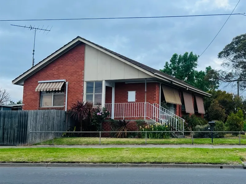 COSY HOME ON CORNER BLOCK