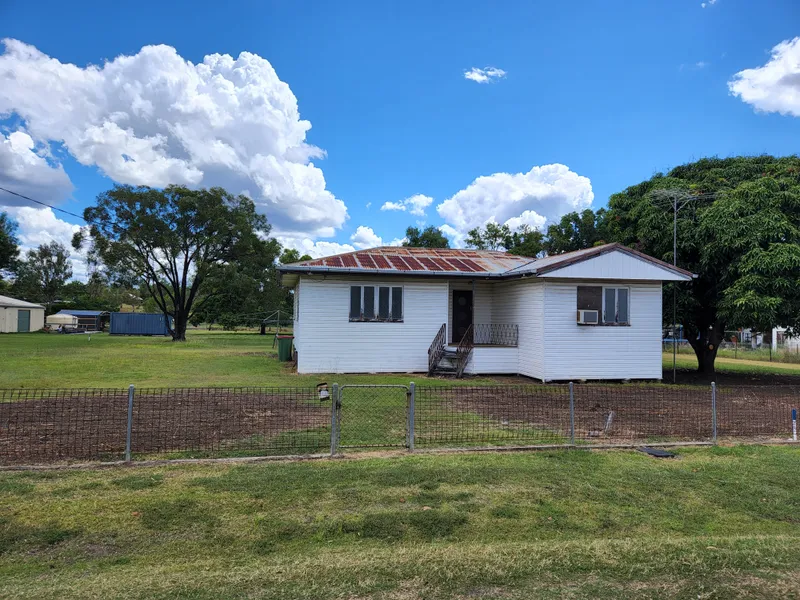 SOLID 3 BEDROOM - NEEDS WORK - ON 1 ACRE SERVICED TOWN BLOCK