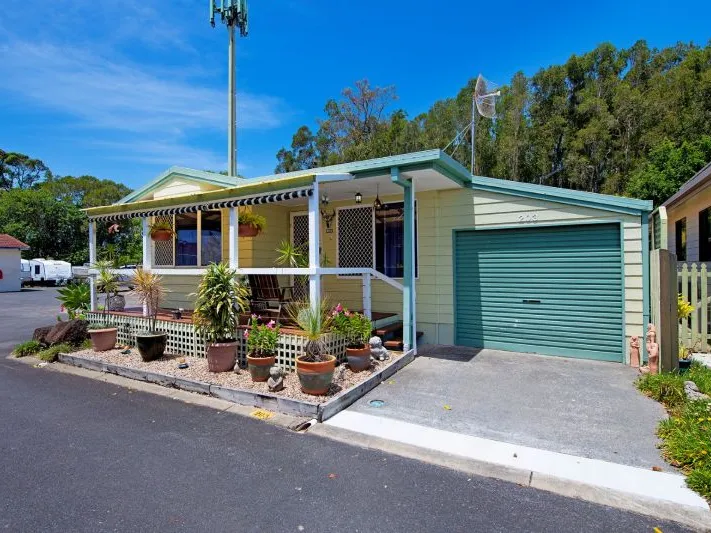 Redgum Over 50's Park - A Spacious 3 Bedroom home with lots of Parking area. Pet Friendly with great outdoor entertainment areas.