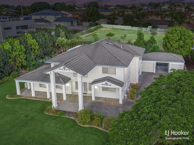 Lavish Acreage Lifestyle on 4,097sqm in Prestigious Stretton