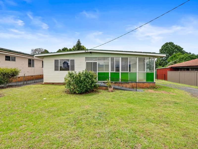 See this REFRESHED Family Home with SOLAR in ideal Kearneys Spring.