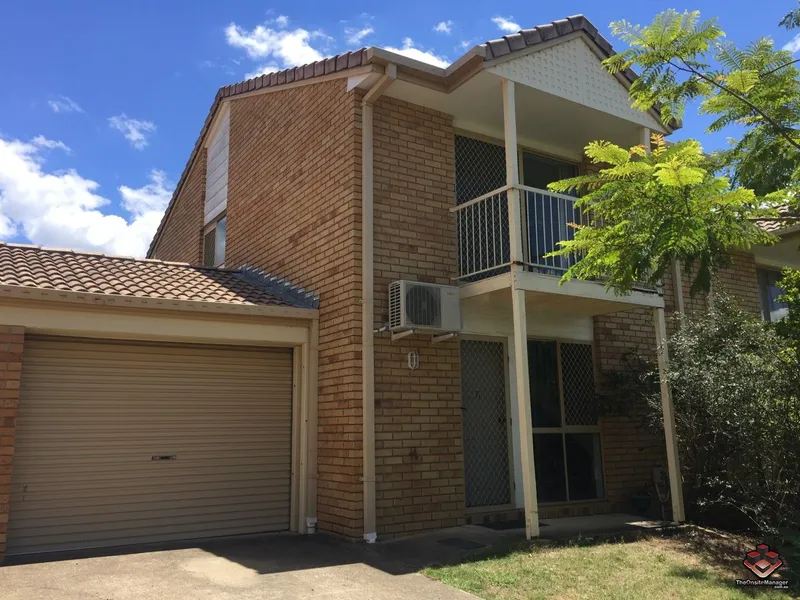 Three bedrooms townhouse with new timber floor and three air condition