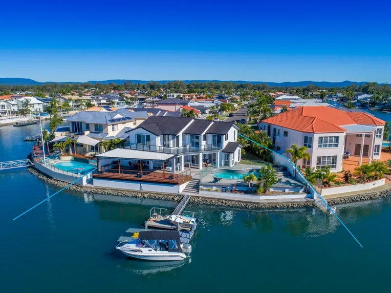 WATERFRONT FAMILY ENTERTAINER