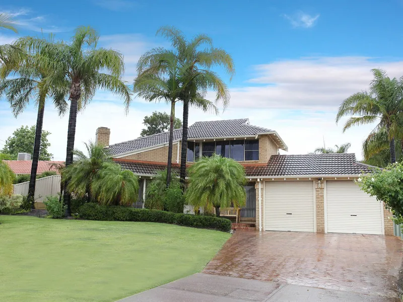 TWO STOREY 4x2 HOME IN A PRIME LOCATION WITHIN WALKING DISTANCE TO ROSTRATA PRIMARY SCHOOL, BUS STOP AND PRENDWICK SPORTS OVAL.